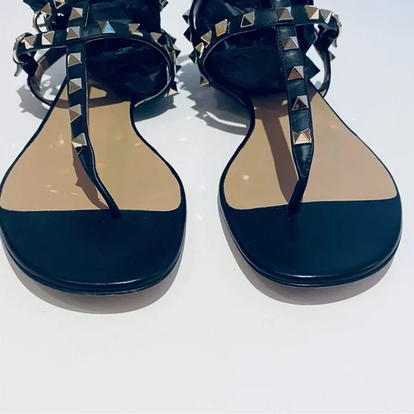 VALENTINO GARAVANI ROCKSTUD BLACK FLAT THONG SANDALS. - Picture 5 of 16